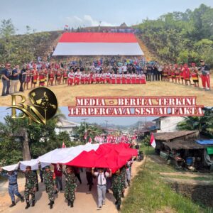 Satgas Pamtas RI-Malaysia Yonarmed 19/Bogani Bersama 500 Warga Kibarkan Bendera Merah Putih Raksasa di Perbatasan Jagoi Babang
